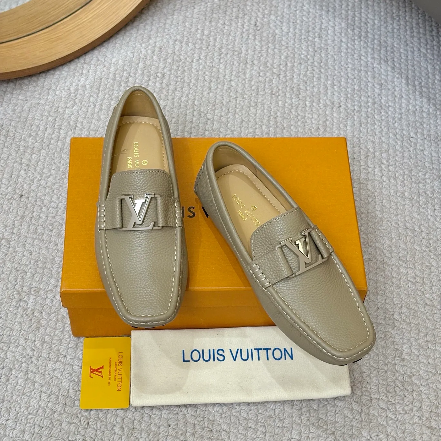 Men's men's shoes 💰420 (Yangli) LV 2⃣️0⃣️2⃣️5️⃣Spring and summer counter GLORIA series models ✈️Original factory special leather production, original last type. A classic driving slip-on casual shoe that shows an elegant style with exquisite craftsmanship details such as Monogram embossing all over the upper🌀Italian imported calfskin fabric Sheepskin foot pads➕Inside～Private mold replica sole Unique style Comfortable driving slip-on Size: 4-12 (38-46) Comes with [Counter packaging: original box, wrapping paper, card, instruction manual, shoehorn, cloth bag] No pressure to enter and leave the counter!